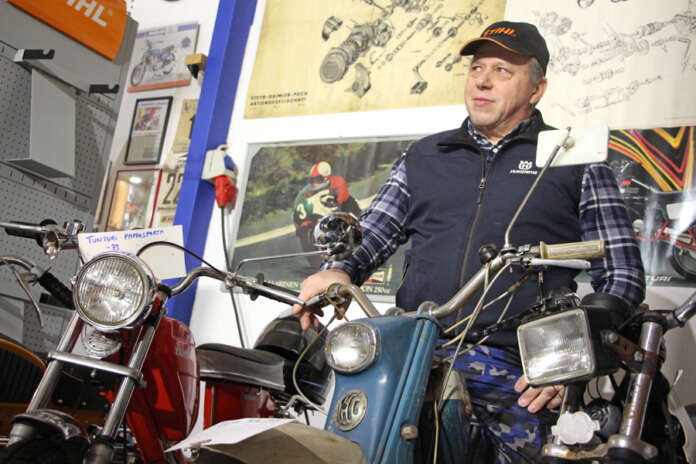 Tapani Piironen istuu saksalaisista osista kootun pappatunturin satulassa. Miehellä ja mopedilla on sama syntymävuosi, 1959.