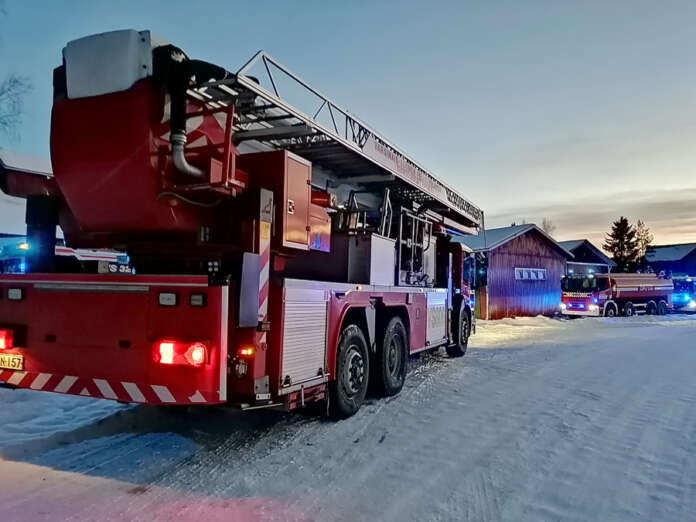 Navettarakennuksen yhteydessä olevassa tilassa syttynyt tulipalo säikäytti Yläneen Korkiakoskella. Kuva: Simo Päivärinta