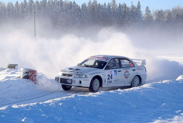 Erkka Korpiaho taituroi Mitsubishillään Tuomas Honkasalon tammikuussa 2019 ottamassa AVL:n arkistokuvassa.