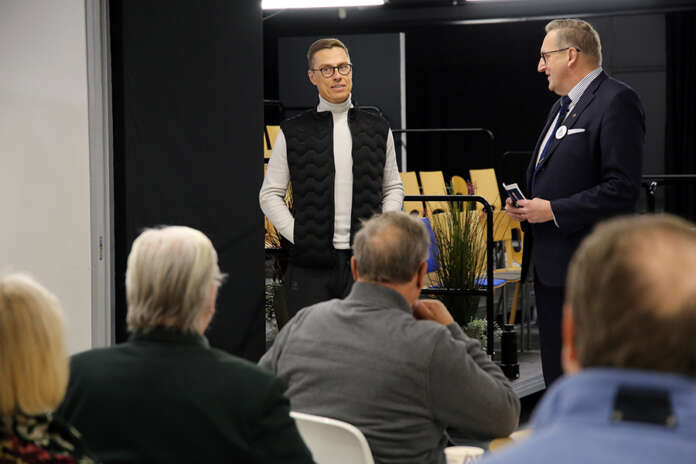 Auraamoon saapunut Alexander Stubb sai yleisöltä jo tullessaan spontaanit aplodit. Panu Routilan haastattelussa Stubb kertoi yleisölle ulko- ja turvallisuuspoliittisia näkemyksiään.
