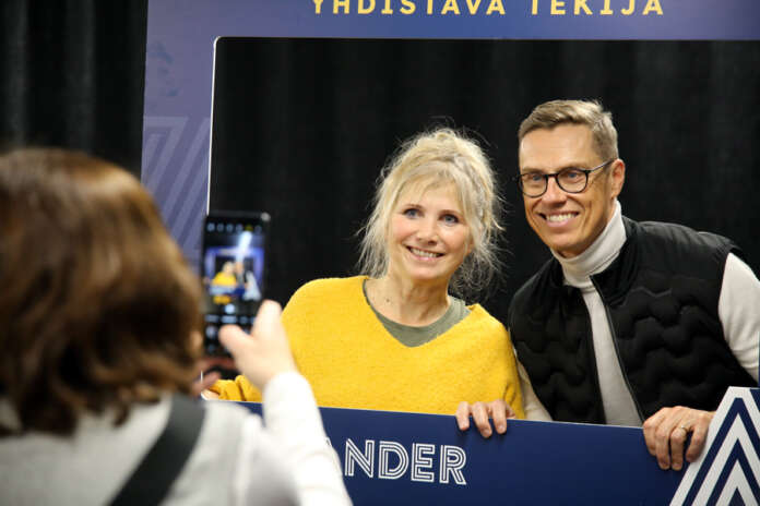 Auranmaan Viikkolehden presidentinvaalikyselyn suosikki Alexander Stubb on ehdokkaista toistaiseksi ainoa, jonka vaalikiertue on yltänyt Auranmaalle. Stubb kävi Aurassa sunnuntaina, jolloin hänen kanssaan yhteiskuvaan asettui myös Elina Hurme. Hurme vielä empi ehdokastaan.