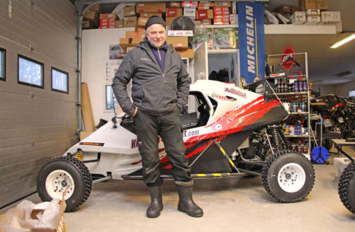 Erkka Korpiaho ja hänen vuosi sitten kaverinsa kanssa irto-osista rakentama Speedcar Xtrem 750.