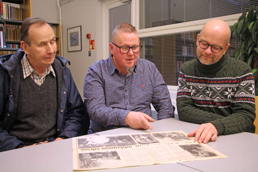 Pertti Kulmala, Mika Kavander ja Toni Tikkanen esittelevät Viikkolehden juttua kesältä 1986, jolloin Ukko-Pekka-höyryveturi pysähtyi Auran ja Kyrön asemilla Turku-Toijala-radan 110-vuotisjuhlien yhteydessä.