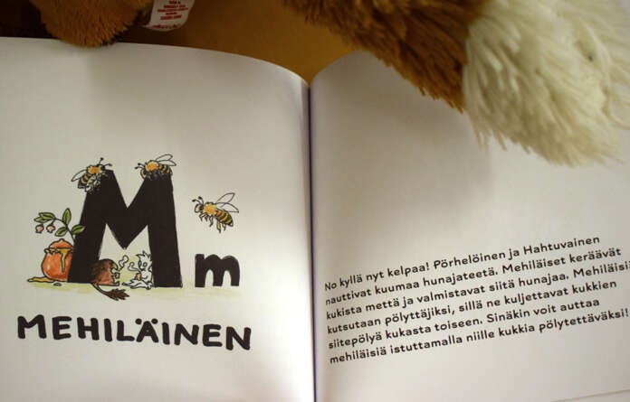 Pörhelöisen luontoaapisesta löytyy jokaisen kirjaimen kohdalta luontotietoa hauskan kuvituksen siivittämänä. Kuva: Tuomas Honkasalo