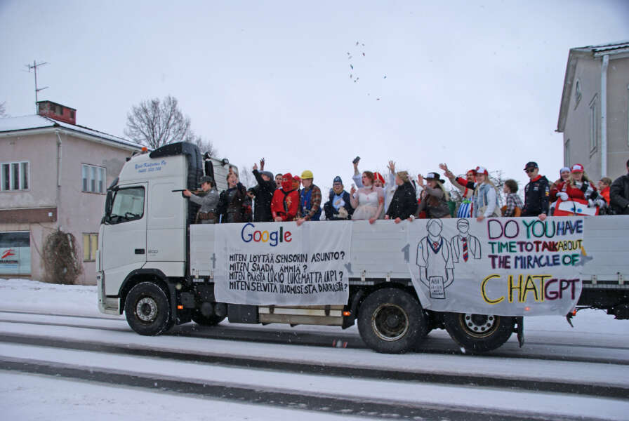 Kosken lukion abit lähtivät ajelulle kello 13. Kuva: Simo Päivärinta.