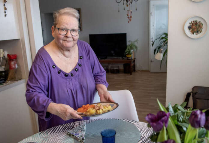 Birgitta Suursalmi on itse kehittänyt siskonmakkarakastikkeen ohjeen. Helppo arkiruoka syntyy puolessa tunnissa. Kuva: KIRSI-MAARIT VENETPALO.