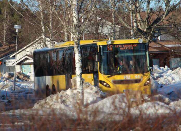 Fölin väreissä oleva linja-auto kuvattiin Marttilassa maaliskuussa 2022. Kuva: AVL:n arkisto.