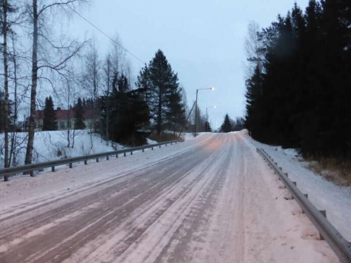 Härkätiellä olevasta Hirvasojan notkosta ei näy lainkaan Hirvaksen suoralle ennen kuin nousee ylös notkosta, eikä myöskään Hirvaksen suoralta näy notkosta tulevaa autoa.