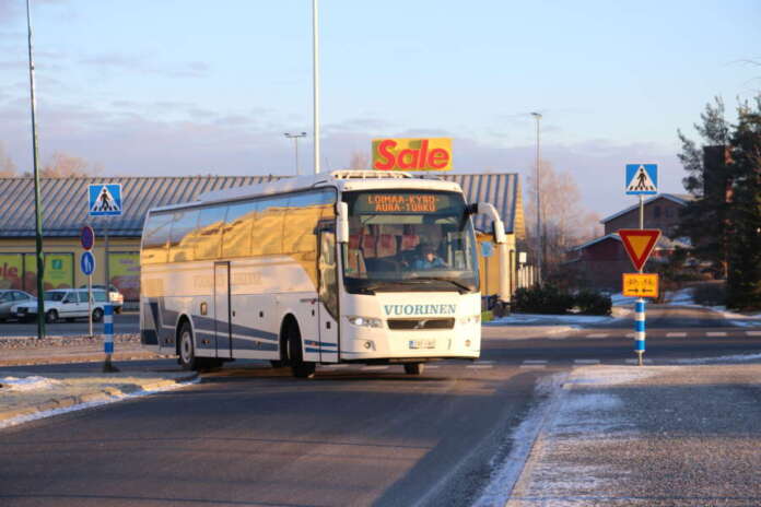 AVL:n arkistoon tallennetussa kuvituskuvassa linja-auto saapuu Kyröön.