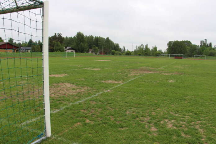 Kyrön urheilukentän nurmi oli heikossa kunnossa jo kesällä 2022.