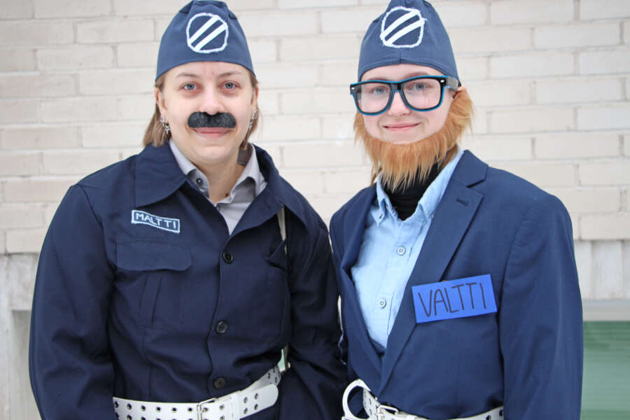 Hennika Vieraankivi sonnustautui Pikku Kakkosesta tutuksi tulleeksi liikennepuistokonstaapeli Maltiksi ja Neela Hossi pukeutui Valtiksi.Koski3