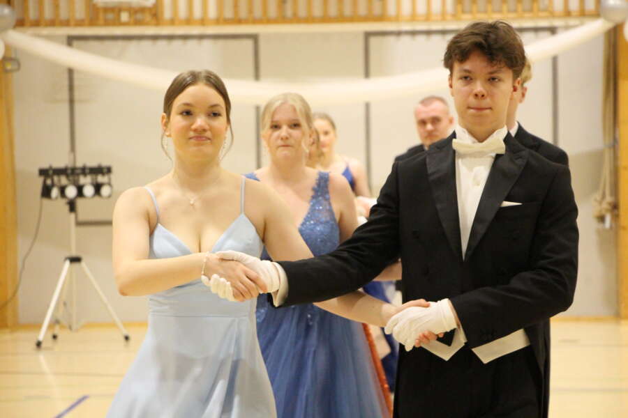 Oona Järvelä ja Valtteri Rönkkö.