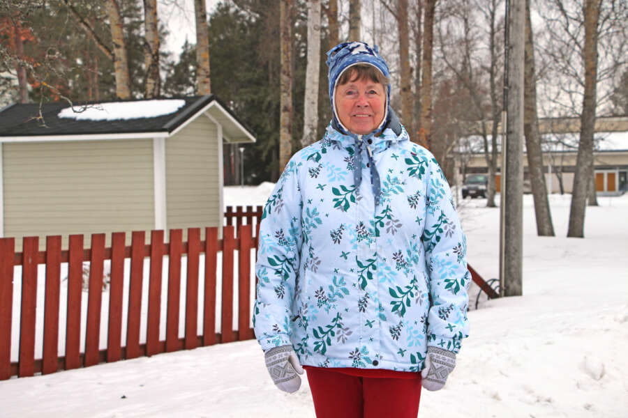 Kosken kirkon ja torin ohi päivälenkillään kävellyt Leena Salin tietää keskustan leikkipuiston olevan lapsiperheiden suosiossa.