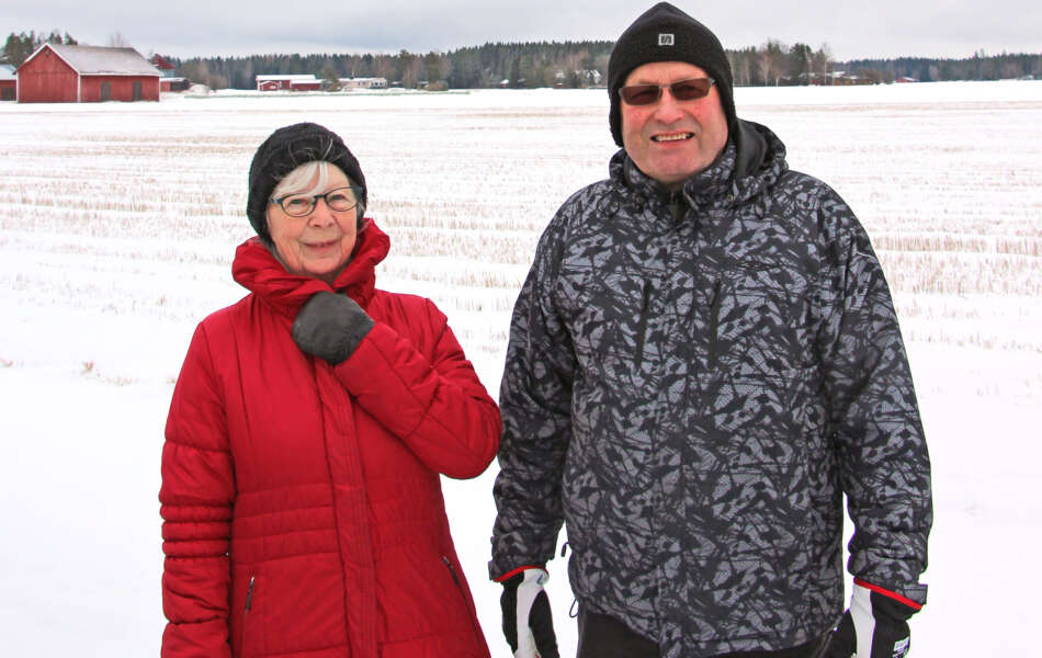 Salon Kuusjoella asuvat Leila ja Markku Suosaari arvioivat, että kaavaillusta tuulipuistosta on heidän kotiinsa kymmenkunta kilometriä. Pariskuntaa mietityttää, minkälaista ääntä tuulivoimalat aiheuttavat ja kuinka kauas se kantaa. Kuva: Saimi Nurmi.