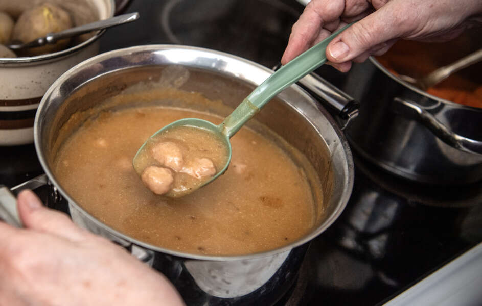 Siskonmakkara on raakamakkara, joka kypsennetään ennen syömistä. Se sopii esimerkiksi keittoihin tai kastikkeisiin. Kuva: KIRSI-MAARIT VENETPALO.