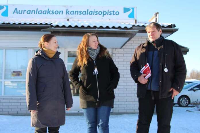 Maiju Virkkunen, Outi Annala ja Ilkka Virta kertovat Auranlaakson kansalaisopiston tähtäävän siihen, että toiminta on kaikkien osakaskuntien asukkaiden näkökulmasta tasapuolista.