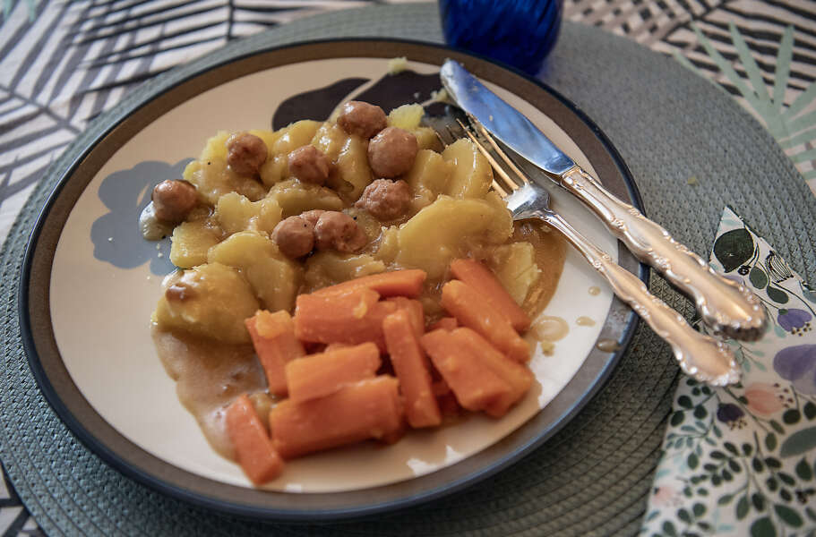 Siskonmakkarakastikkeen oheen sopivat muun muassa perunat ja hunajaporkkanat. Kuva: KIRSI-MAARIT VENETPALO.