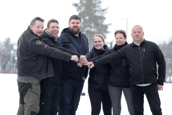 Koskelaiset yrittäjät yhdistivät voimansa ja syntyi Koskis Happening ry. Kuvassa yhdistyksen aktiivit Petri Rautiainen, Harri Pelkonen, Andree Põlluäär, Katri Rautiainen, Katja Valtonen ja Jari Valtonen. Kuvasta puuttuvat Teemu Koski, Topias Heikkinen, Sami Kakko ja Juho Koskinen. Kuva: Juha Lahti