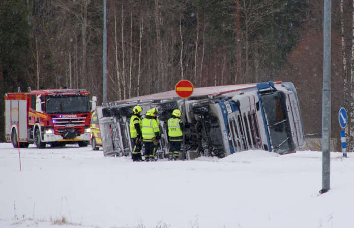 Puoliperävaunurekka kellahti kyljelleen ojaan Aurassa sunnuntaina 17.3. kello 8.40 aikoihin. Kuva: Simo Päivärinta.