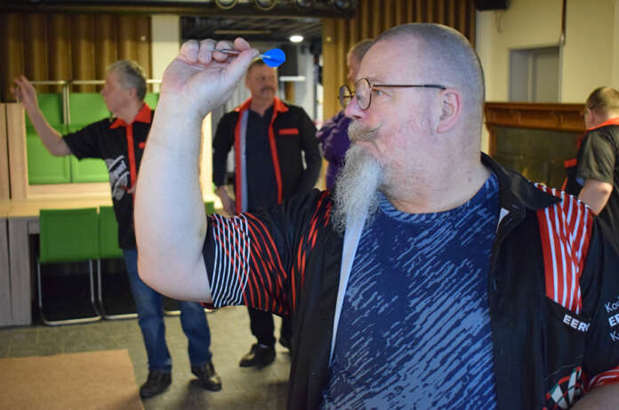 Eero Syrjälä on heittänyt dartsia pitkään, mutta iän myötä heittoasentoa on täytynyt vaihtaa. –Olen siirtynyt etujalalta heittämisestä tasapainoisempaan asentoon ja nyt alkaa löytyä jyvä siinäkin asennossa. Kuva: Tuomas Honkasalo