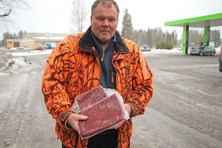 Riihikosken metsästysyhdistyksen Aki Varjonen pitelee käsissään vakuumipakattua peuran jauhelihaa.