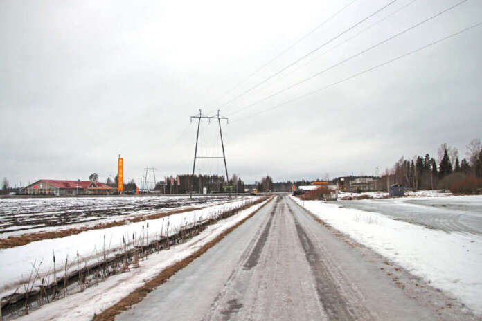 Energiavarastoa kaavaillaan Orimäentien ja vt 9:n risteyksen tuntumassa olevalle Käkisuo-nimiselle kiinteistölle. Sen naapureina ovat Auran tunnetut huoltoasemat.