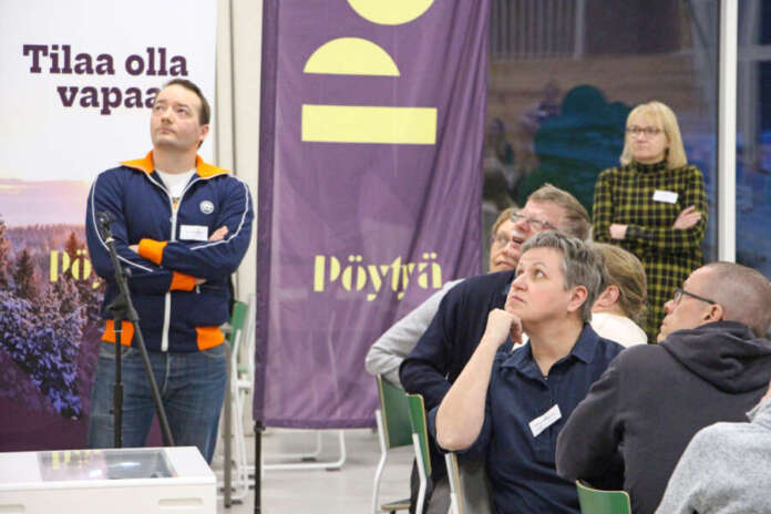 Karri Kinisjärvi (kuvassa vasemmalla) kertoi yhdistysillan osallistujille kehittämästään Haukkavuoren haaste -tapahtumasta. Kinisjärvi kannustaa toteuttamaan tapahtumia isosti.