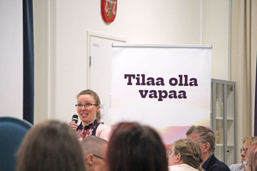 Pöytyän lapsi- ja perheneuvoston puheenjohtaja Miia Lehtoselle esitettiin toiveita, että yhdistysilta järjestettäisiin toistekin.