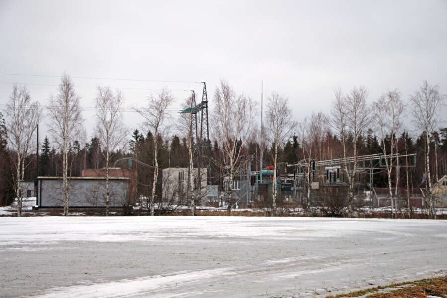 Energiavarastolle vuokrattava maa-alue on otollisella paikalla 110 kV linjan vierellä, lähellä kuvan muuntoasemaa.