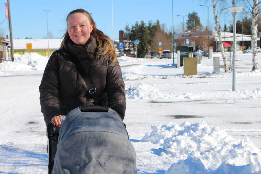 Sohvi Rantala on käyttänyt neuvolapalveluja Kyrössä sekä Aurassa. Vaunuissa nukkui nelikuinen Martta Rantala.