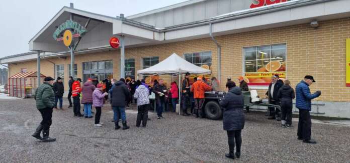 Riihikosken metsästysyhdistyksen tarjoama peurakeitto maittoi lauantaina Riihikosken Salen edustalla. Kuva: Aki Varjonen.