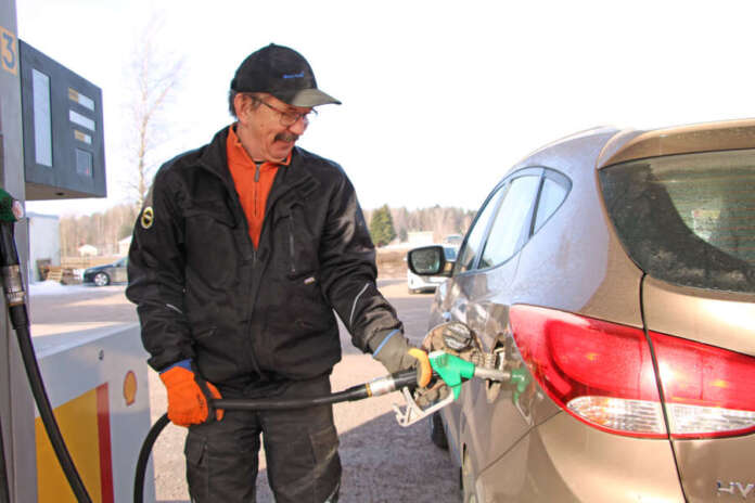 Veikko Liinoja täytti autonsa tankin Oripään Shellillä. Aivan kahta viikkoa hän ei usko tankillisella pärjäävänsä.