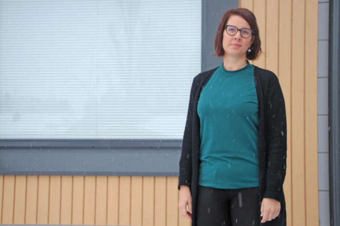 Terhi Kunnanjohtaja Terhi Källin mukaan Varhan työntekijät ovat olleet tyytyväisiä uusiin tiloihinsa Auran kunnantalolla.