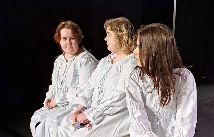 Katarina (Ida Isotupa), Hilda (Sanja Hankaniemi) ja Erika (Milo Karhu) pystyvät saarella avautumaan toisilleen ja luomaan ystävyyssuhteen. Kuva: Emmi Lovén