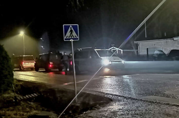 Poliisi lähti liikkeelle Auran Säästökallioon lauantai-iltana runsaslukuisin joukoin. Liikenne katkaistiin tapahtuma-alueen lähistöltä. Kuva: Simo Päivärinta