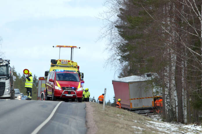 Yhdistelmäajoneuvo ajautui ysitieltä metsään keskiviikkona puolenpäivän aikaan. Kuva: Simo Päivärinta.