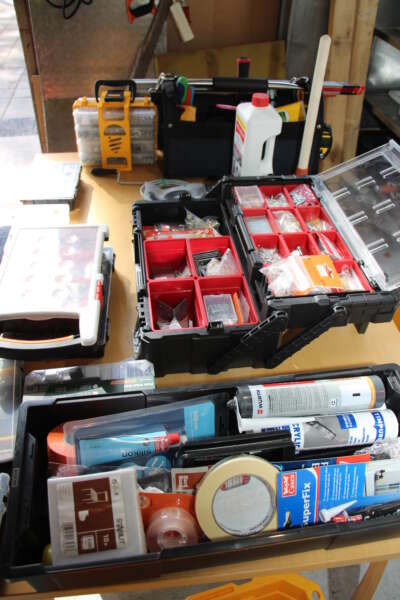 Kotitalkkarikeikoille Aaltonen ottaa työkalupakit, joissa on muun muassa ripustustarvikkeita ja monenlaisia liimoja.