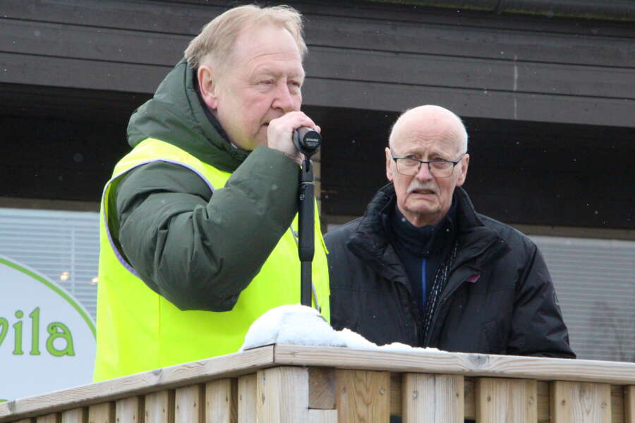 Markkinoiden aluksi Lions Club Karinainen/Kyrön presidentti Harri Auranen palkitsi Kari Sävelkosken 50-vuotisansiomerkillä uutterasta järjestötyöstä.