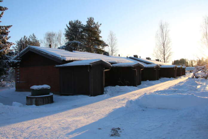 Pöytyän kunnan vuokra-asunnot ovat pääosin rivitalohuoneistoja, jotka sijaitsevat Kyrössä, Riihikoskella ja Yläneellä. Kuva on otettu Riihikoskella tammikuussa 2024.