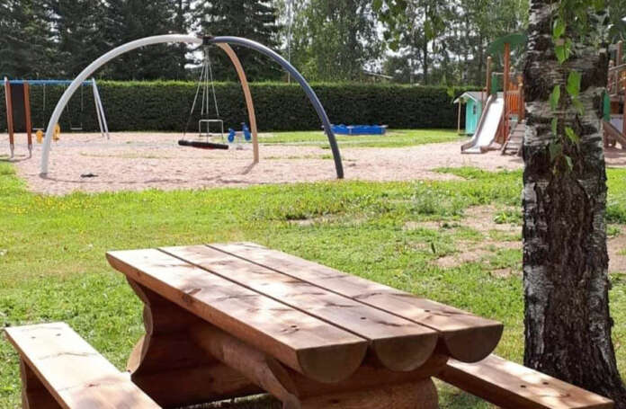 Keskiviikkona 15.5. Kyrön maauimalan puistossa puistoillaan ja pelaillaan, kun MLL Karinainen vetää koko perheen toimintatapahtumassa pihapelejä. Kuva: Karinaisten MLL:n albumi