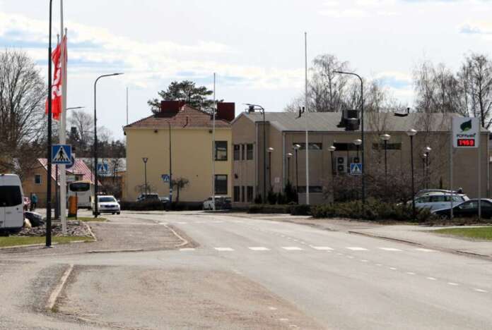 Navigaattorit käskevät Tehtaantielle pyrkiviä kääntymään kellertävän talon kohdalta vasemmalle, Värjärintielle.