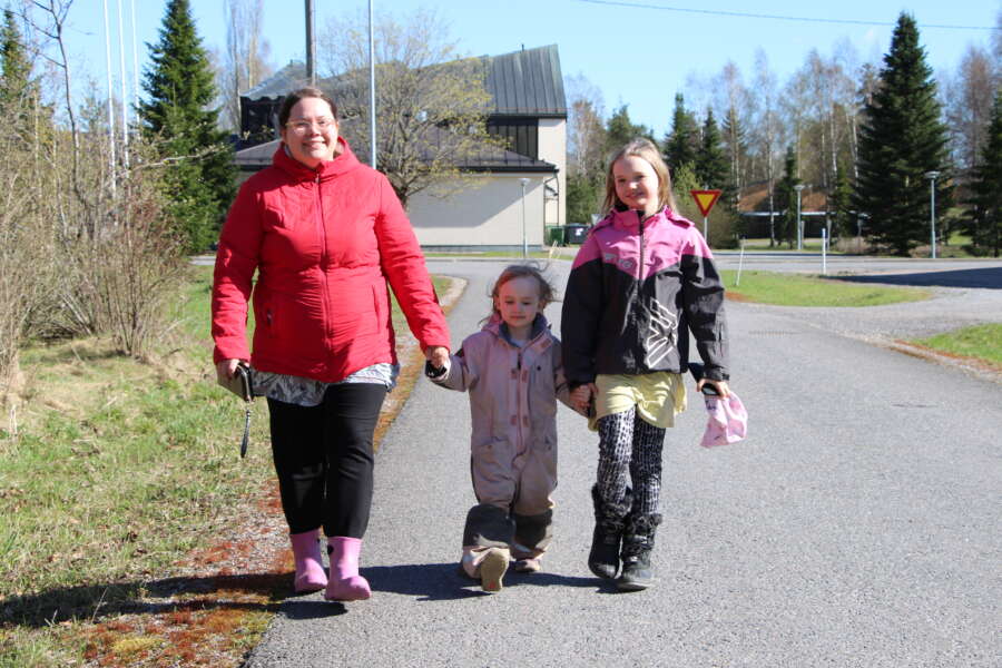 Kyröläiset Heli Karlsson, Milla Martikainen ja Melina Martikainen harmittelevat kotitaajaman terveysaseman lakkautuskaavailuja. Heidän mielestään on silti hyvä, että esimerkiksi hammashoitoa olisi tarjolla Aurassa.