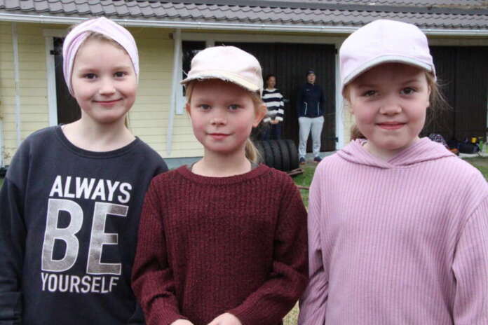 Salli Toivonen, Adele Rintala ja Aava Rintala osallistuivat hyväntekeväisyysjuoksuun, jossa kierrettiin tunnin ajan Kyrön koulun kuntorataa.