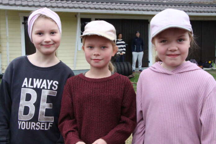 SalliAdeleAava Salli Toivonen, Adele Rintala ja Aava Rintala osallistuivat hyväntekeväisyysjuoksuun, jossa kierrettiin tunnin ajan Kyrön koulun kuntorataa.