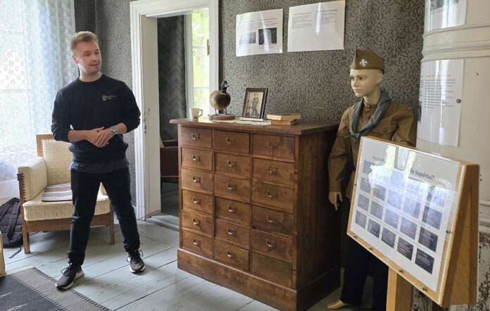 Pöytyän Pöllöjen näyttelyn avajaisissa kierros alkoi Verneri Nissilän opastamana alakerrasta. Verneri kertoi mm. partioliikkeen perustajasta, lordi Robert Baden-Powellista.