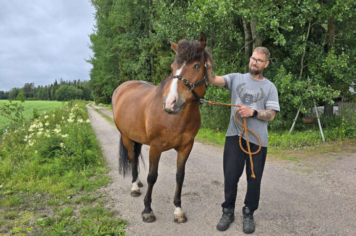 –Tätini kertoi, että olen pienenä mummolassa pyörinyt mullien seassa. Kun kuulin tämän, niin ymmärsin, miksi minun on helppo olla isojen eläimien kanssa enkä pelkää niitä. Kunnioitan niitä, mutta en pelkää, Jan-Krister Kinnunen kertoo. Kuva: Marika Suuronen