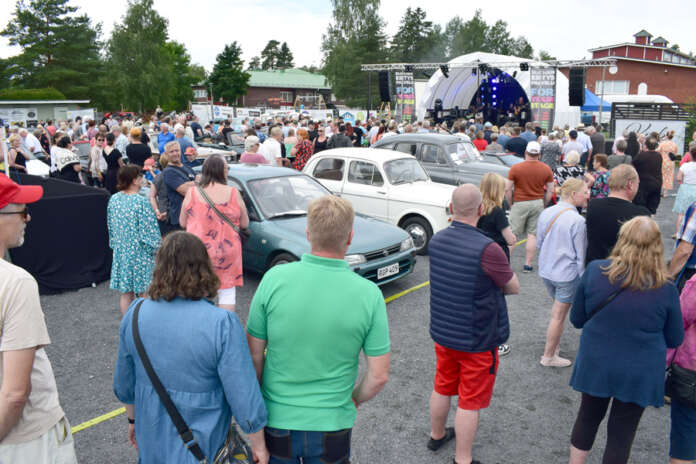 Vanhojen autojen kulkue päätyi Nuortentuvan viereiselle kentälle. Osa autoista jäi selvästikin katsomaan myös Muska Babitzinia.