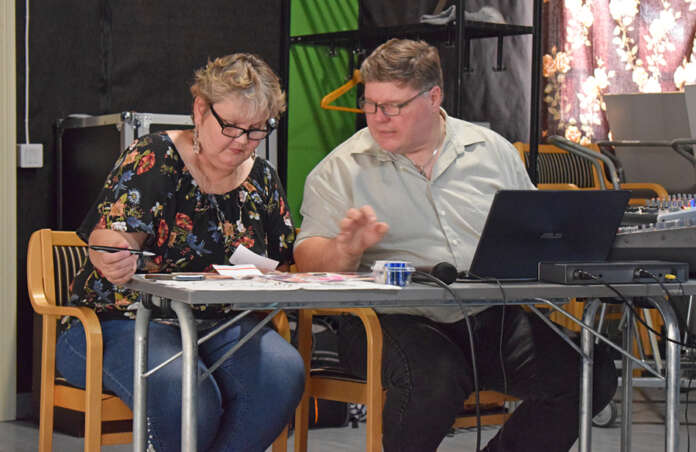 Seija ja Raine Vesanto tarkastivat seuraavien kappaleiden ja laulajien järjestystä sunnuntaina 25.8.2024 Vuorilinnassa. Kuva: Tuomas Honkasalo