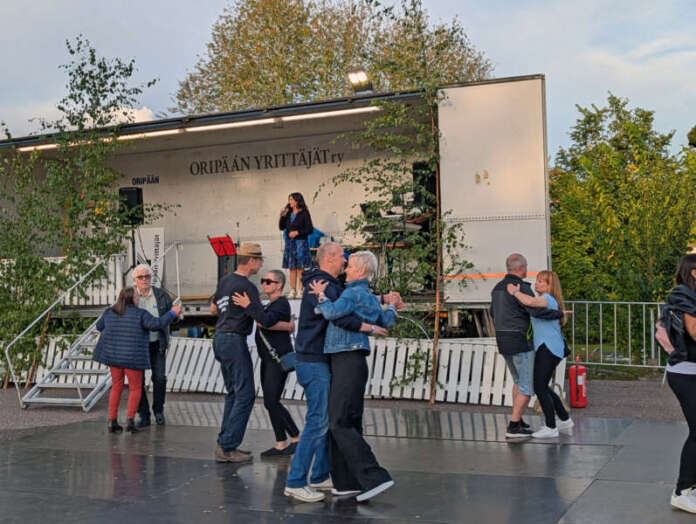 Heinäjamit1 Tarja Lunnas innosti ihmiset tanssilattialle, vaikka tanssijoiden määrä ei artistin mukaan kylätapahtumassa olekaan niin tärkeää tunnelmalle kuin perinteisissä lavatansseissa. Kuva: Kalle Rajala.
