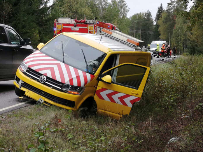 Pakettiauto ja moottoripyörä kolaroivat maanantaina Salontiellä Tarvasjoella. Kuva: Simo Päivärinta.